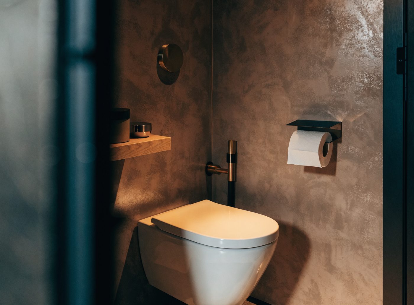 Toilet & toiletruimte door VB Badkamers