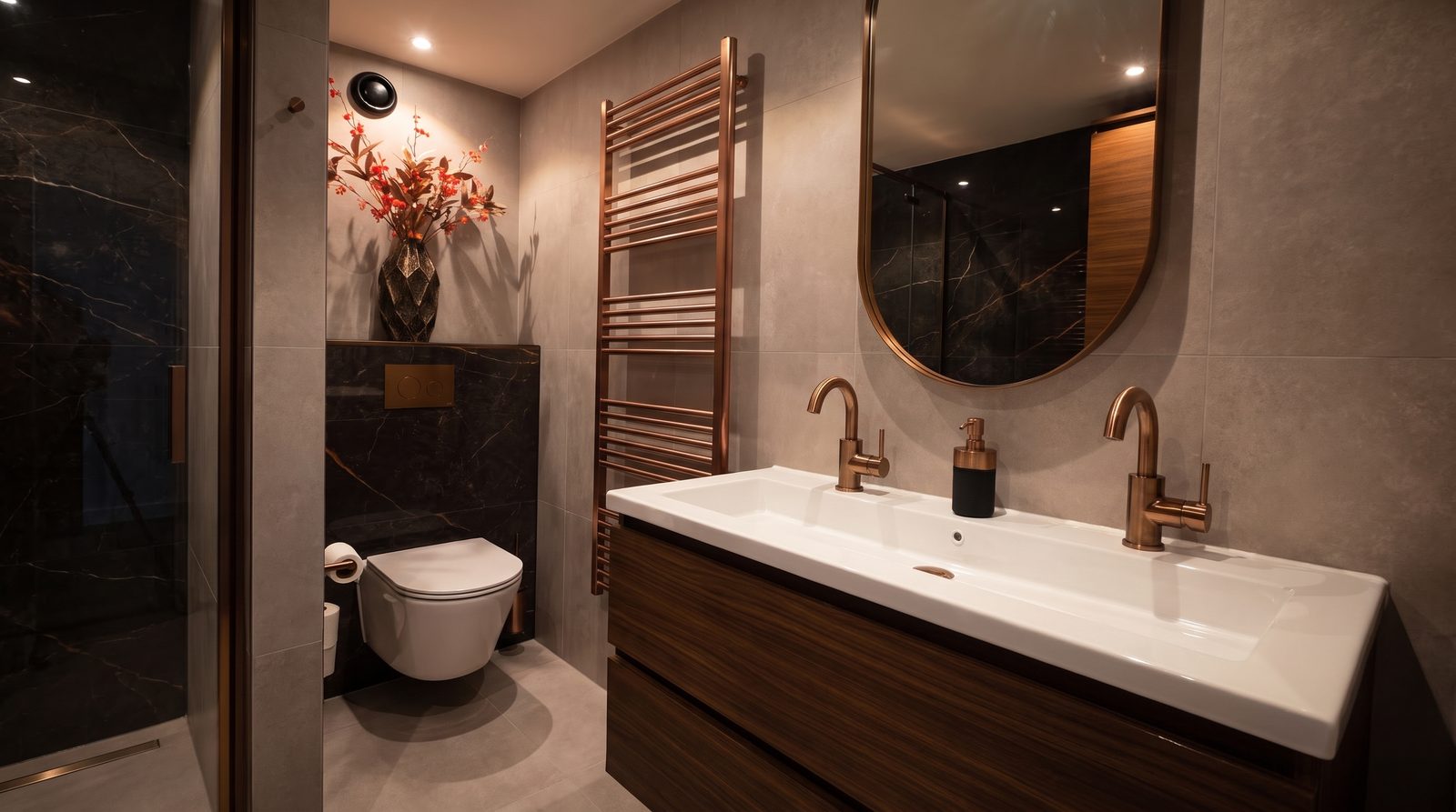 Badkamer met dubbele wastafel, koperen kranen en een donkere marmerlook-wand achter het hangtoilet