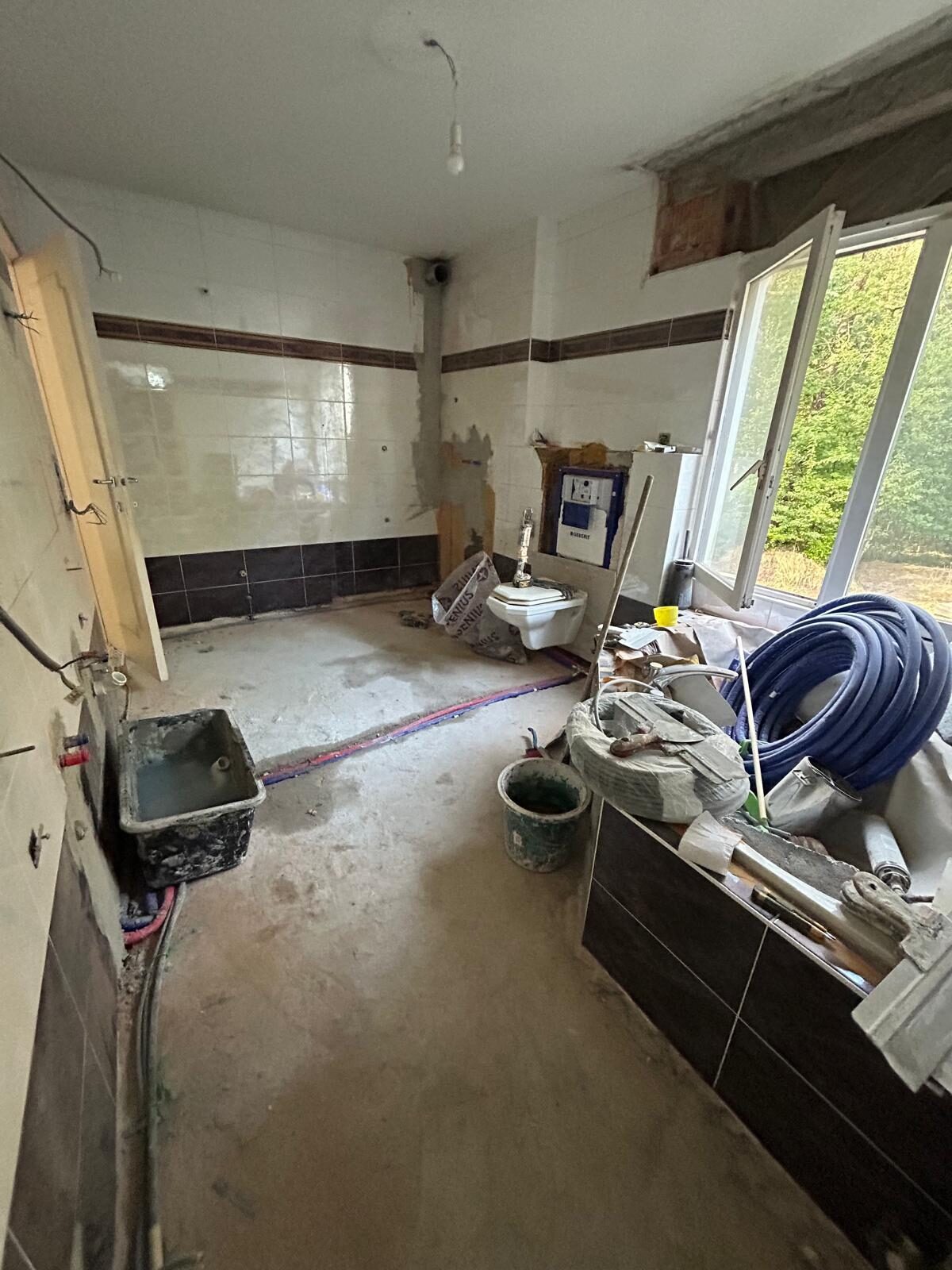 Gestripte badkamer tijdens de sloopfase, klaar voor renovatie